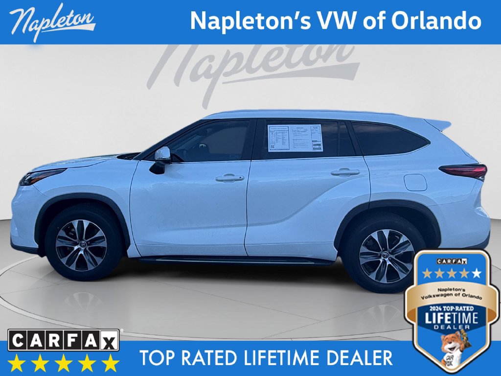 Used 2023 Toyota Highlander XLE FWD image 2