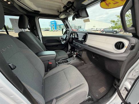 Used 2024 Jeep Wrangler Unlimited Sahara AWD/4WD image 23