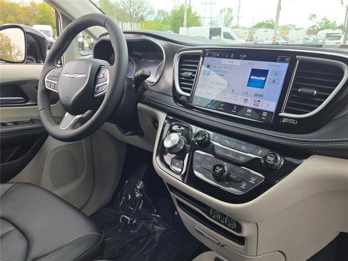 Used 2024 Chrysler Pacifica Touring-L AWD/4WD image 8