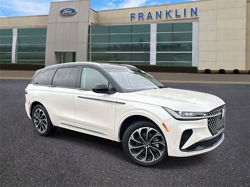 Used 2024 Lincoln Nautilus Reserve image 1