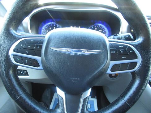 Used 2020 Chrysler Voyager LX image 25