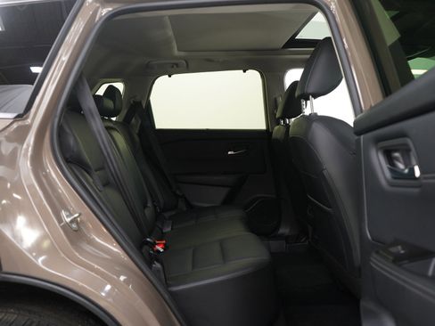 Used 2025 Nissan Rogue SV w/ SV Premium Package image 12