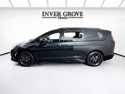 Used 2018 Chrysler Pacifica Touring-L Plus image 8