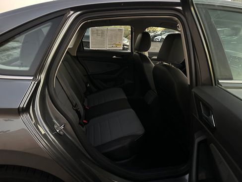 Used 2025 Volkswagen Jetta SE image 25