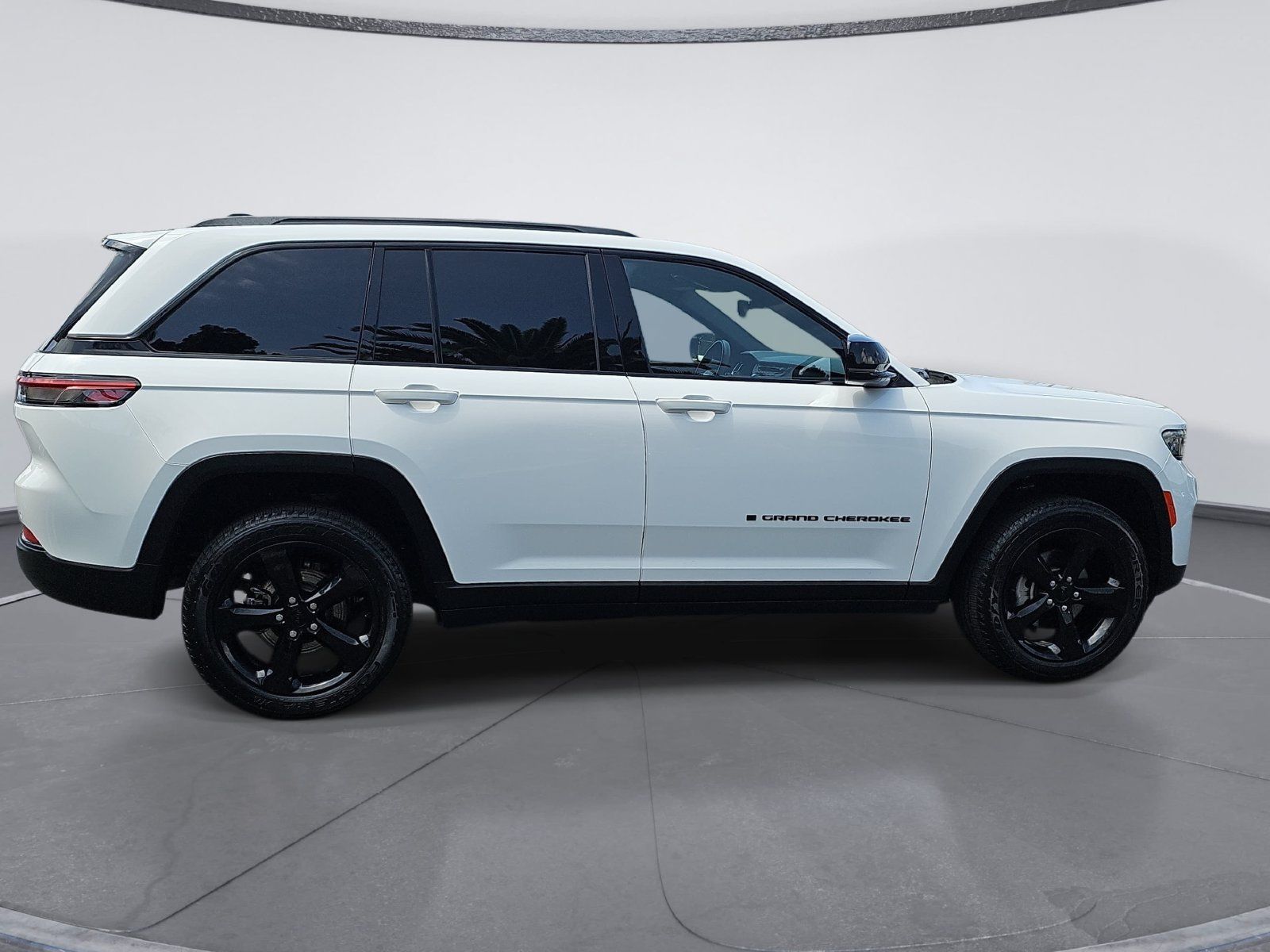 Used 2022 Jeep Grand Cherokee Altitude AWD/4WD image 2
