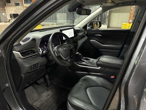 Used 2023 Toyota Highlander XLE AWD/4WD image 30