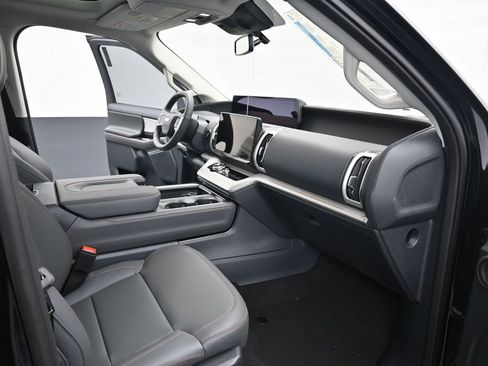 New 2025 Ford Expedition Active image 26