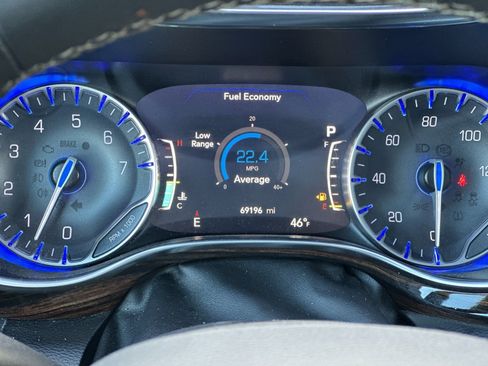 Used 2023 Chrysler Pacifica Limited image 26