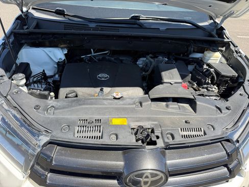 Used 2018 Toyota Highlander SE w/ Carpet Mat Package (TMS) AWD/4WD image 20
