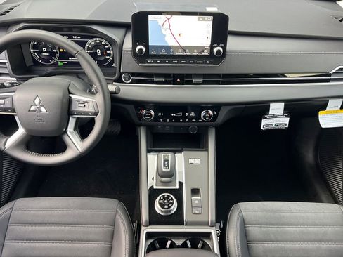 New 2025 Mitsubishi Outlander SE image 14