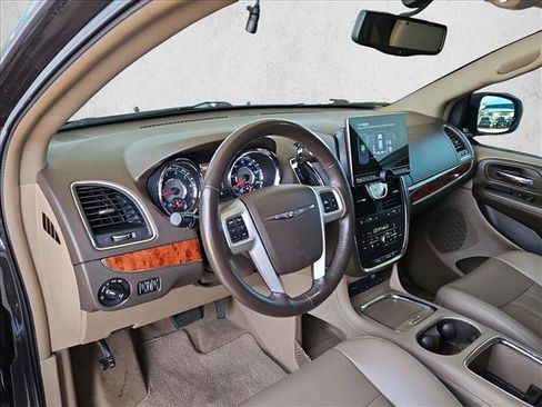 Used 2015 Chrysler Town & Country Touring-L w/ Driver Convenience Group FWD image 10
