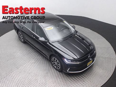 Used 2025 Volkswagen Jetta SE FWD image 3