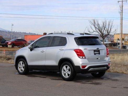 Used 2022 Chevrolet Trax LT w/ LT Convenience Package image 4