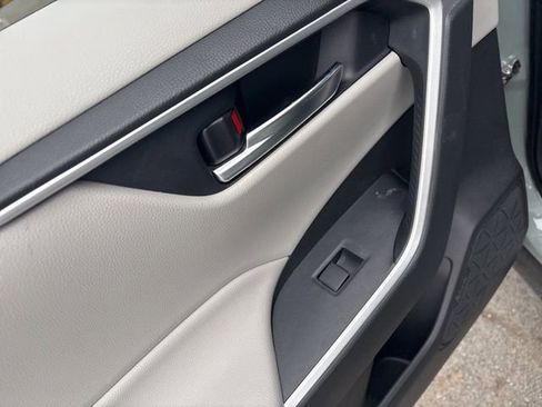 Used 2021 Toyota RAV4 XLE w/ Convenience Package image 19