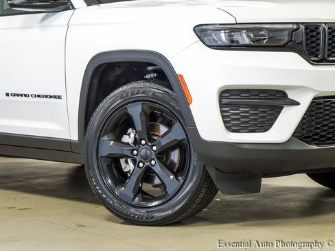 Used 2023 Jeep Grand Cherokee Altitude AWD/4WD image 4