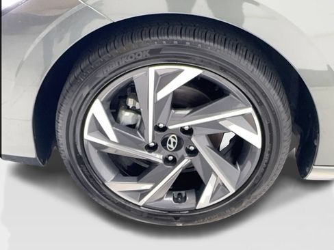 Used 2025 Hyundai Elantra Limited FWD image 12