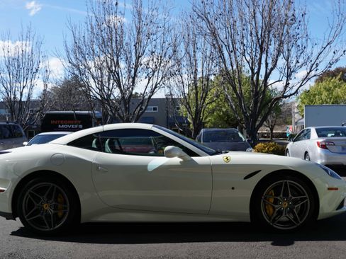 Used 2017 Ferrari California T image 11