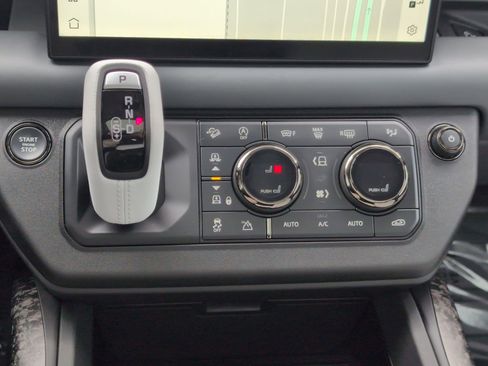 Used 2025 Land Rover Defender 110 image 22