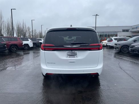 New 2026 Chrysler Pacifica Select image 4