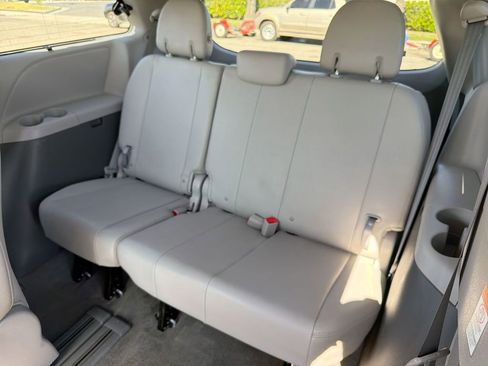Used 2018 Toyota Sienna XLE w/ XLE Navigation Package FWD image 26