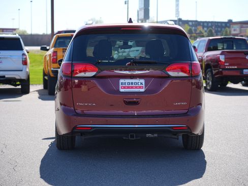 Used 2017 Chrysler Pacifica Limited FWD image 4