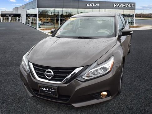 Used 2017 Nissan Altima 2.5 SL w/ Moonroof Package image 7