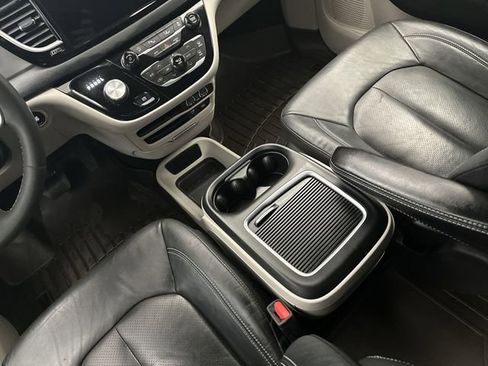 Used 2022 Chrysler Pacifica Touring-L image 25