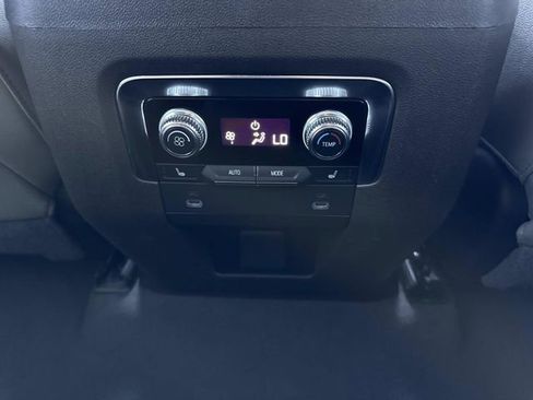 Used 2022 GMC Yukon XL SLT w/ SLT Premium Package image 19