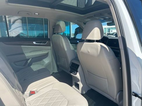 Used 2024 Volkswagen Atlas SEL Premium R-Line image 4