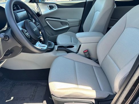 Used 2025 Kia Soul LX FWD image 10