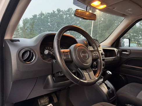 Used 2013 Jeep Patriot Latitude AWD/4WD image 14