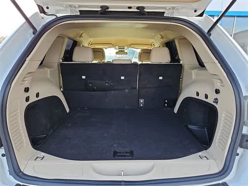 Used 2019 Jeep Grand Cherokee Laredo image 30