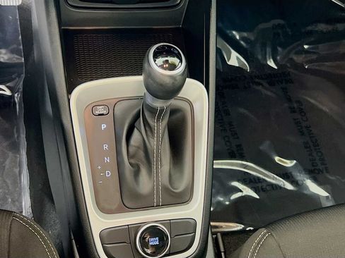 Used 2024 Hyundai Venue SEL FWD image 15