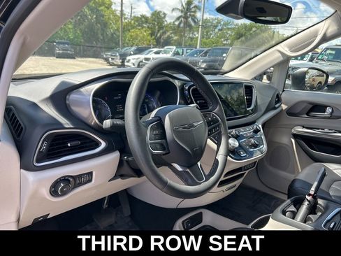 Certified 2023 Chrysler Pacifica Touring-L image 11