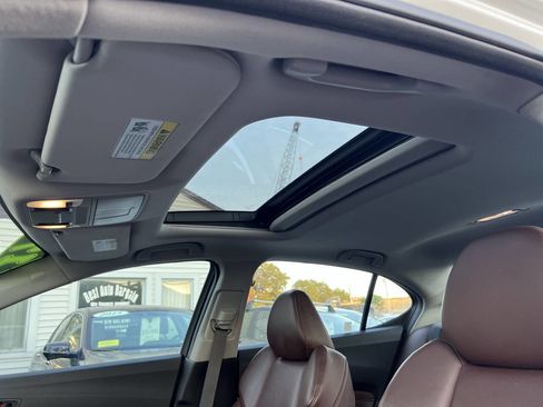 Used 2017 Acura TLX image 28