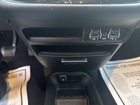 Used 2025 Chrysler Pacifica Select image 17