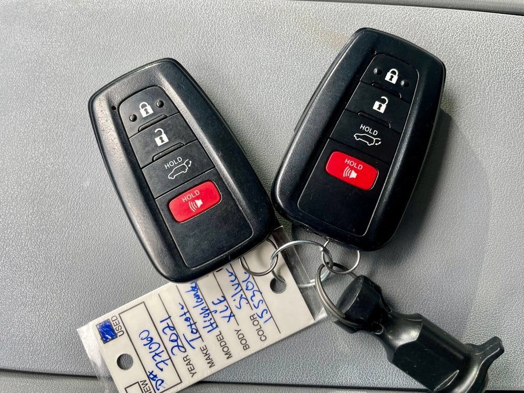 Used 2021 Toyota Highlander XLE AWD/4WD image 22