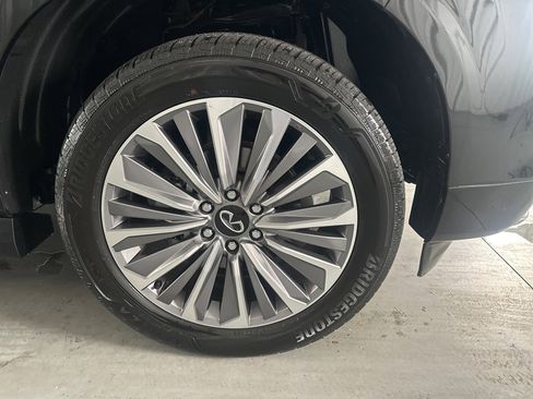 Certified 2025 INFINITI QX80 Sensory image 4