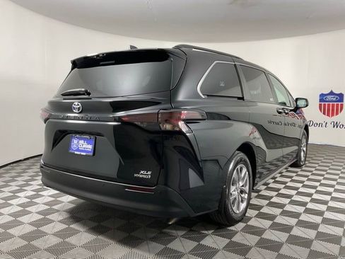 Used 2024 Toyota Sienna XLE image 3