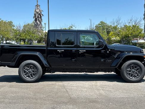 New 2025 Jeep Gladiator Sport image 2