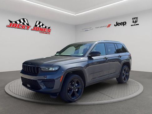 Used 2024 Jeep Grand Cherokee Altitude AWD/4WD image 2
