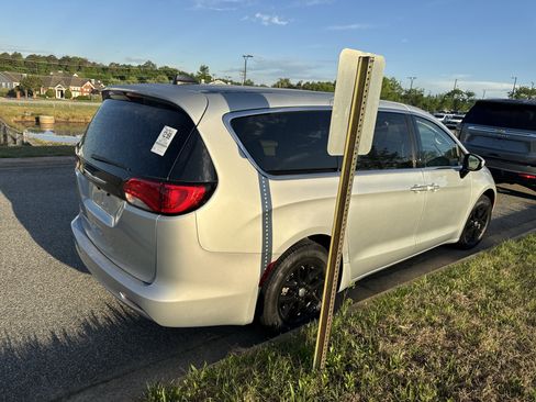 Used 2023 Chrysler Voyager LX image 10