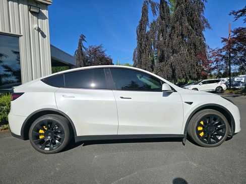 Used 2022 Tesla Model Y Long Range AWD/4WD image 3