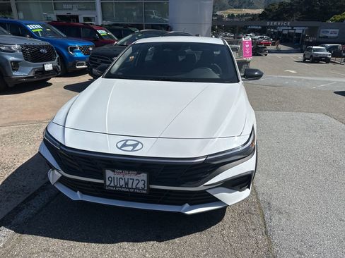 Used 2025 Hyundai Elantra SEL image 2