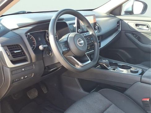 Used 2024 Nissan Rogue SV image 8