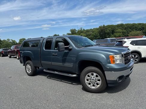 Used 2011 GMC Sierra 2500 SLE w/ SLE Preferred Package AWD/4WD image 1