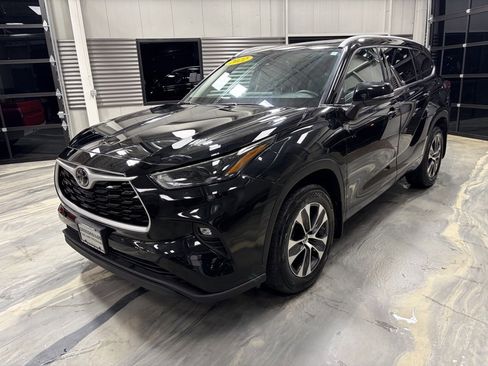 Used 2022 Toyota Highlander XLE image 4