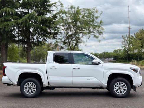 Certified 2025 Toyota Tacoma SR5 AWD/4WD image 6