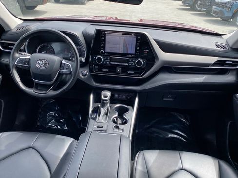 Used 2022 Toyota Highlander XLE AWD/4WD image 25