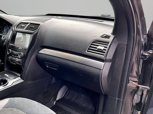 Used 2019 Ford Explorer XLT w/ XLT Sport Appearance Package AWD/4WD image 18